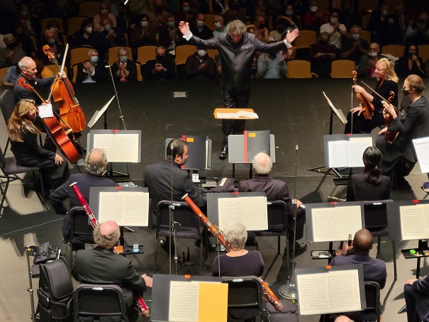 Giancarlo Guerrero asking the orchestra to rise